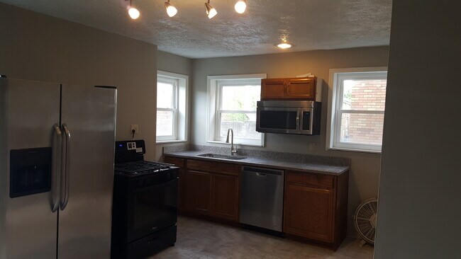 large eat-in kitchen, granite, stainless - 431 Atwood St