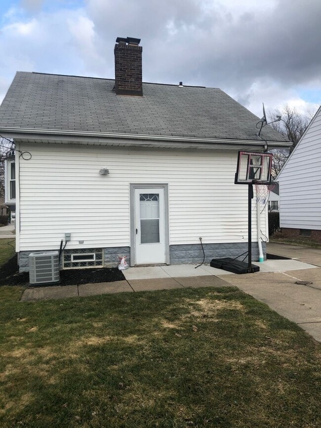 1404 Washington Blvd, Mayfield Heights, OH 44124 House Rental in