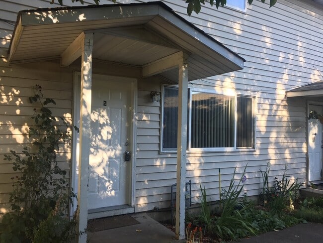 Building Photo - (894) 5th Ave Tri-Plex - 2 Bedroom / 1.5 Bathroom Townhome