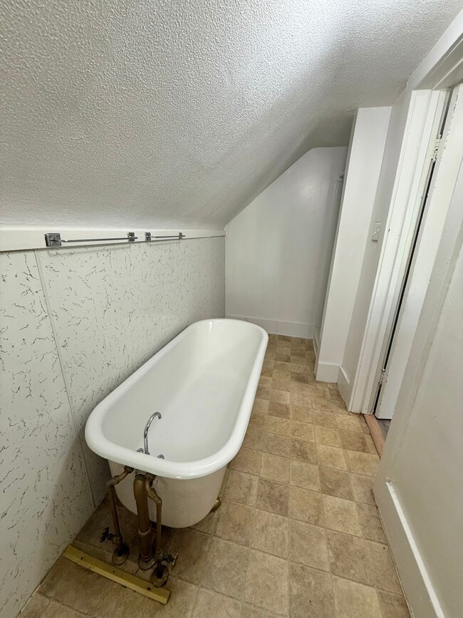 Building Photo - 922 Maple St