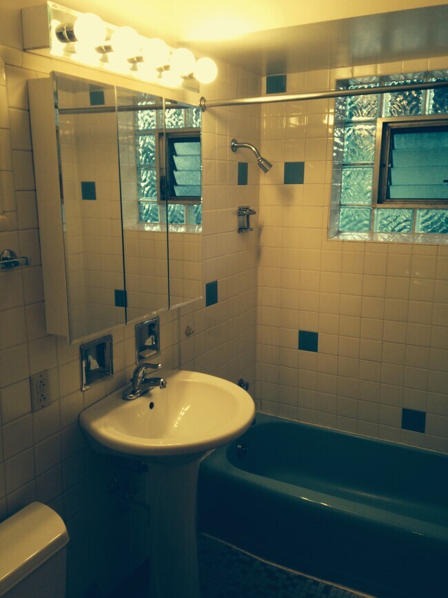 Baño - 7450 Franklin St