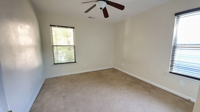 Foto del edificio - Spacious 3-Bedroom Home with Primary Suite!
