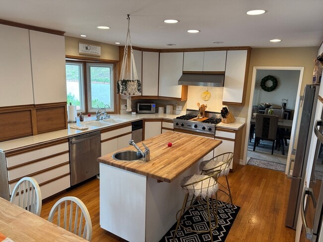 Foto del edificio - Ridgecrest Intermediate Adjacent