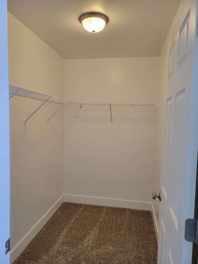 Building Photo - 4-bedroom 2 bath home in Belgrade with dou...