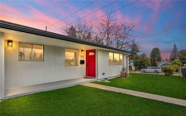 Building Photo - Cozy updated 2 bedroom South Tacoma Rambler