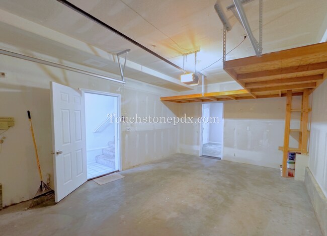 Foto del edificio - Light Filled 3 Bedroom Townhome with Deck, Attached Garage, and AC