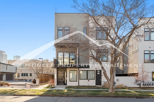 Fantastic Townhome with A Roof Top Patio, Attached Garage, and Central AC! - Fantastic Townhome with A Roof Top Patio, Attached Garage, and Central AC!