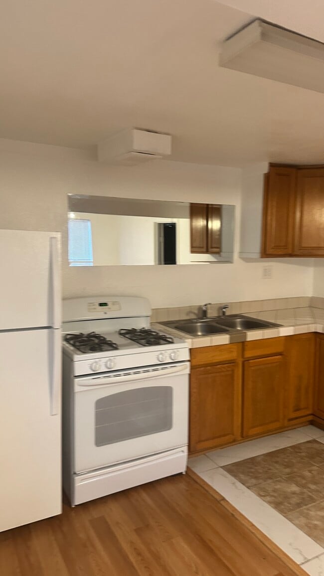 Building Photo - 655 W 7th St