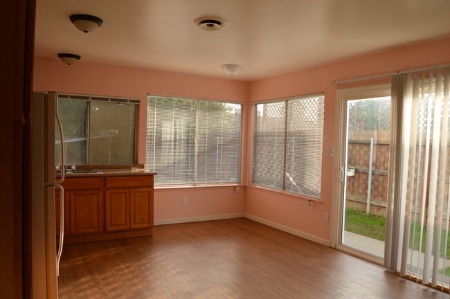 Foto del edificio - Beautiful 4 bedroom 2 bathroom home in Sac...