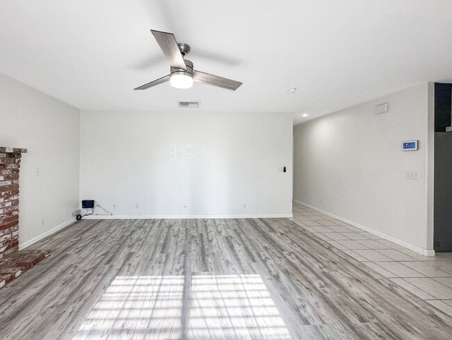 Building Photo - 1240 W Mariposa Ave