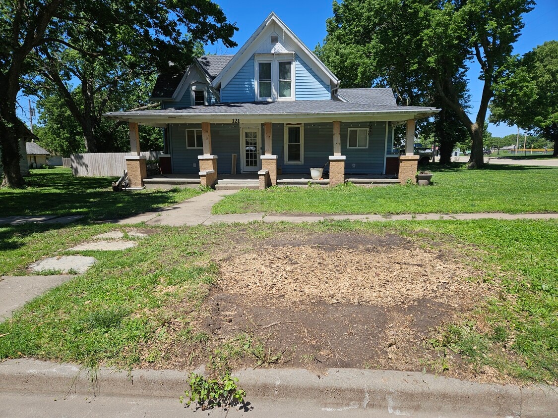 Primary Photo - 121 N Broadway St