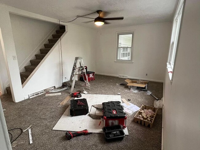 Building Photo - 4 Bedroom 1.5 bath house for rent