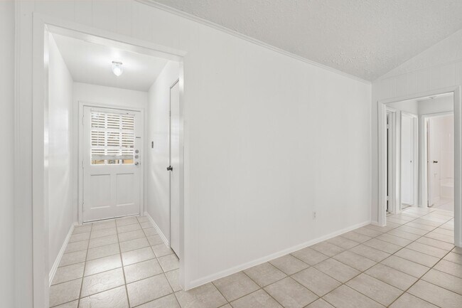 Building Photo - 2213 Baylor Dr