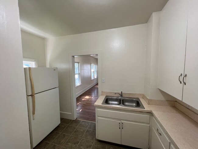 Building Photo - Remodeled Like New 2 Bedroom 1 Bath