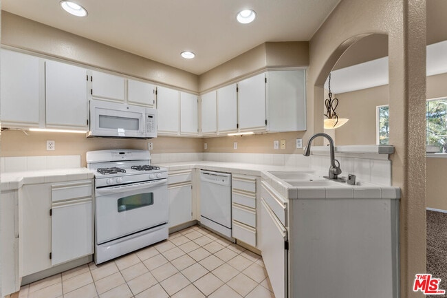 Building Photo - 1010 S Farralon Ln