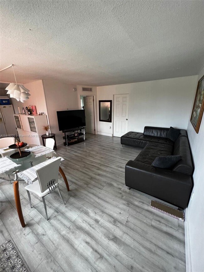 Foto del edificio - 1700 NE 191st St