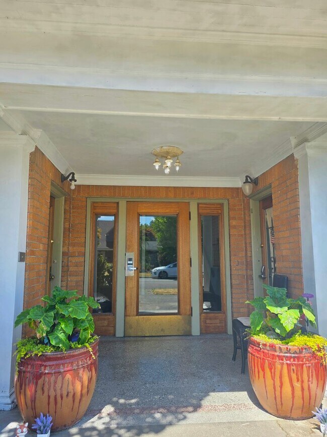 Building Photo - Large 1 bedroom Historic condo - Top Floor unit with a charming interior-  Available now!