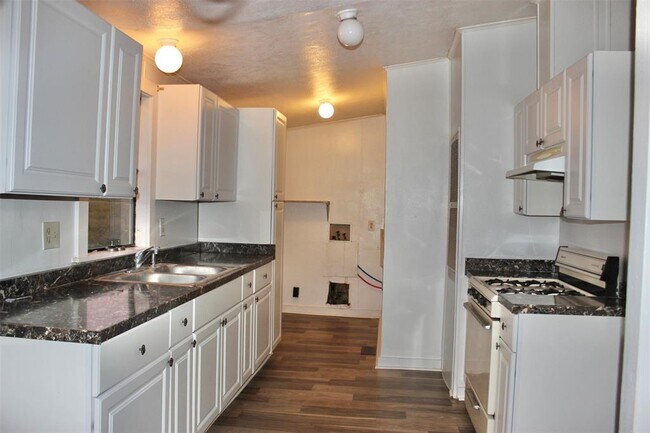Building Photo - 705 Hackberry Ln