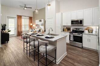 Building Photo - Aura Creekside Apartments