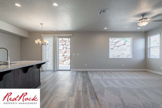 Foto del edificio - Townhome in Hurricane Heights