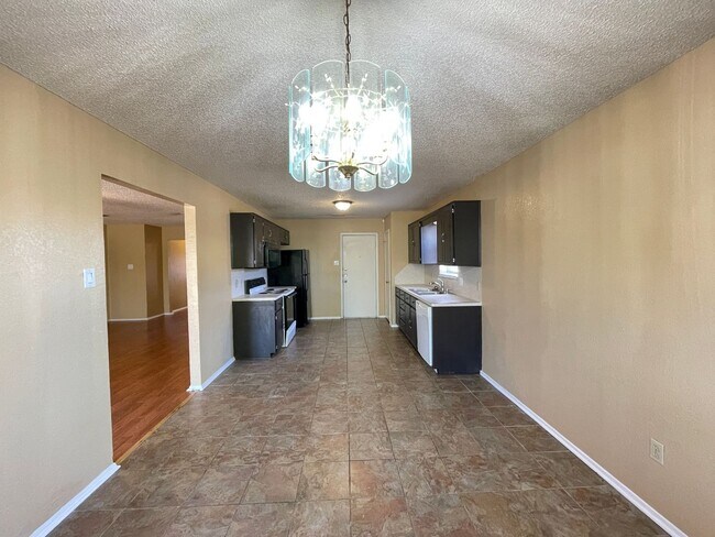 Building Photo - 2806 Derby Dr