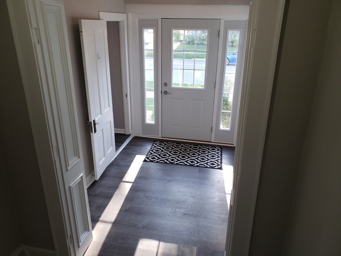 Foto principal - 237 N Plum Grove Rd