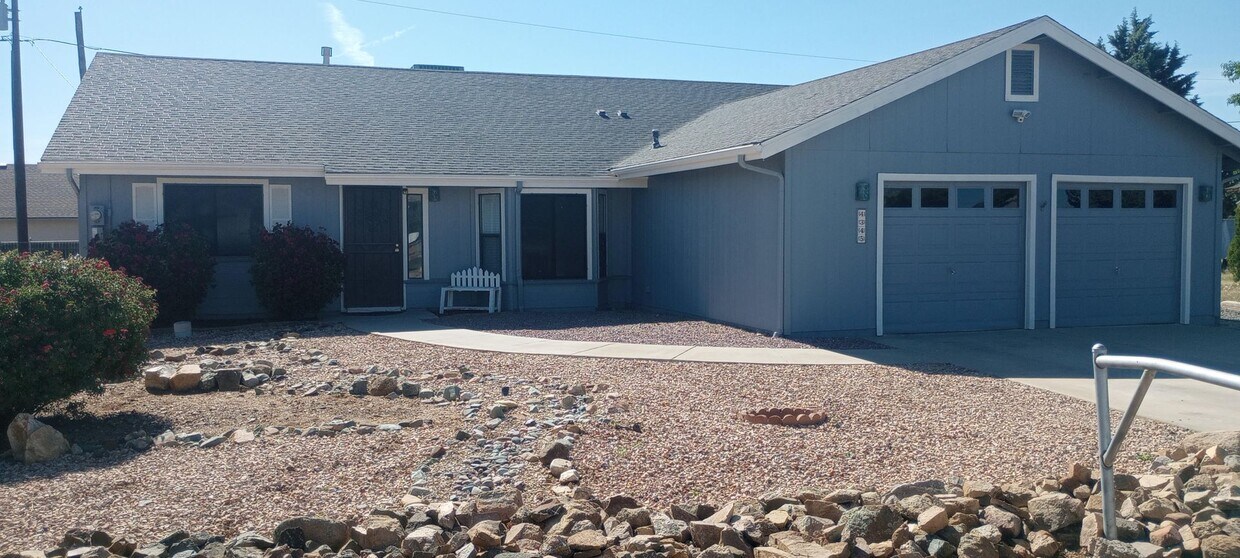 Foto principal - Charming Large 3 Bedroom 2 Bath 2 Car Gara...