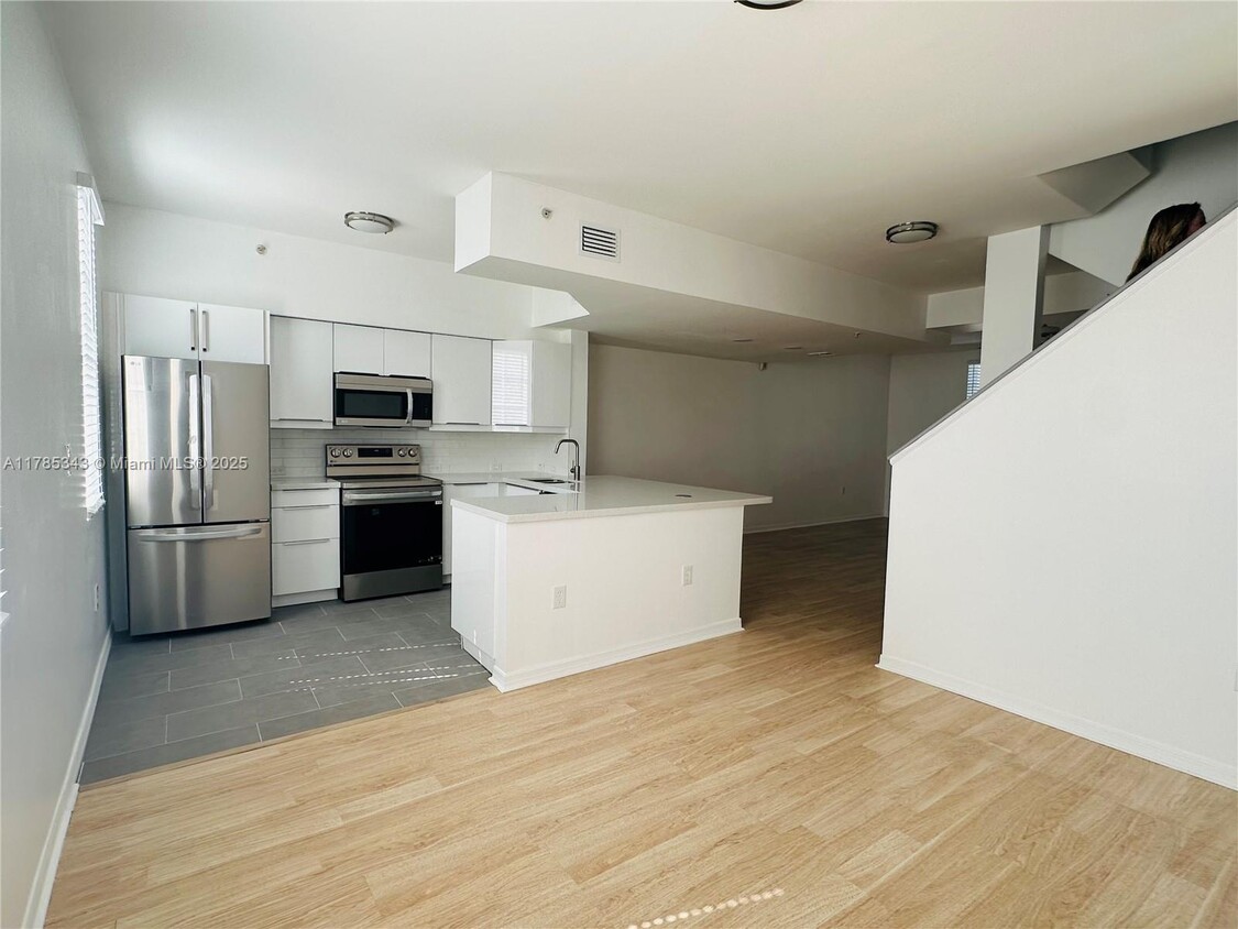 Primary Photo - 2801 NE 185th St