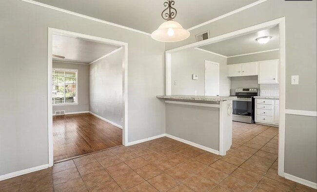 Building Photo - Beautiful Mid-town Home