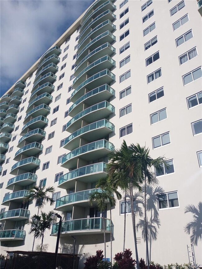 Foto del edificio - 19370 Collins Ave