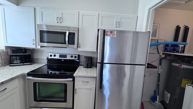 Foto del edificio - Fully Furnished 1BR/1BA Condo Just 3 Block...