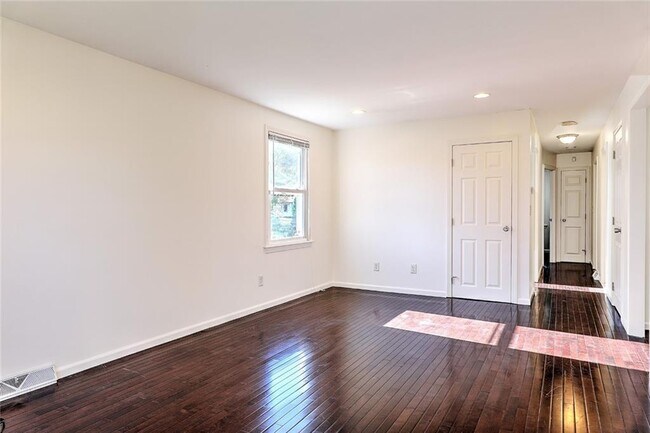 Building Photo - 22 Carpenter Ave