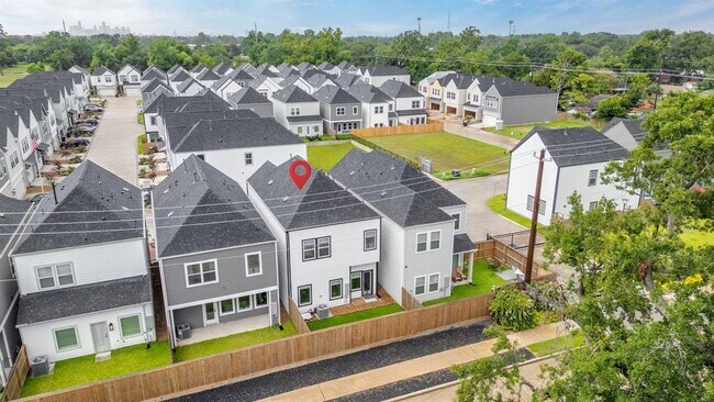 Foto del edificio - 413 Stonework Garden Ln