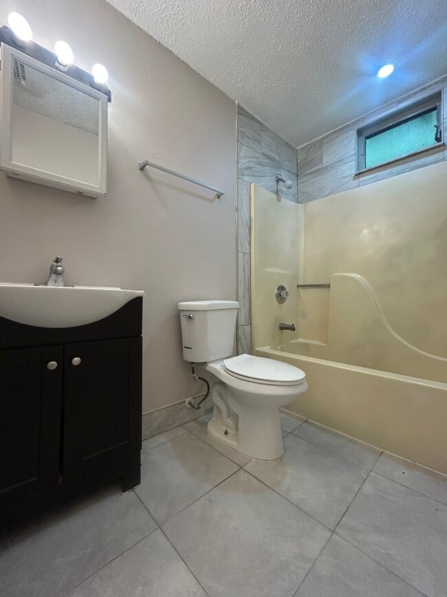 Foto del edificio - 323 NW 15th St