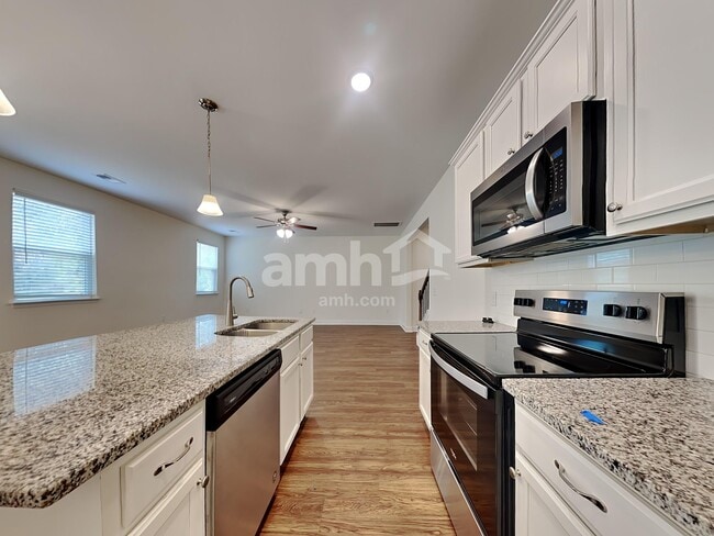 Building Photo - 992 Theodore Rd