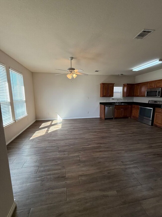 Building Photo - 1208 Country Club Rd