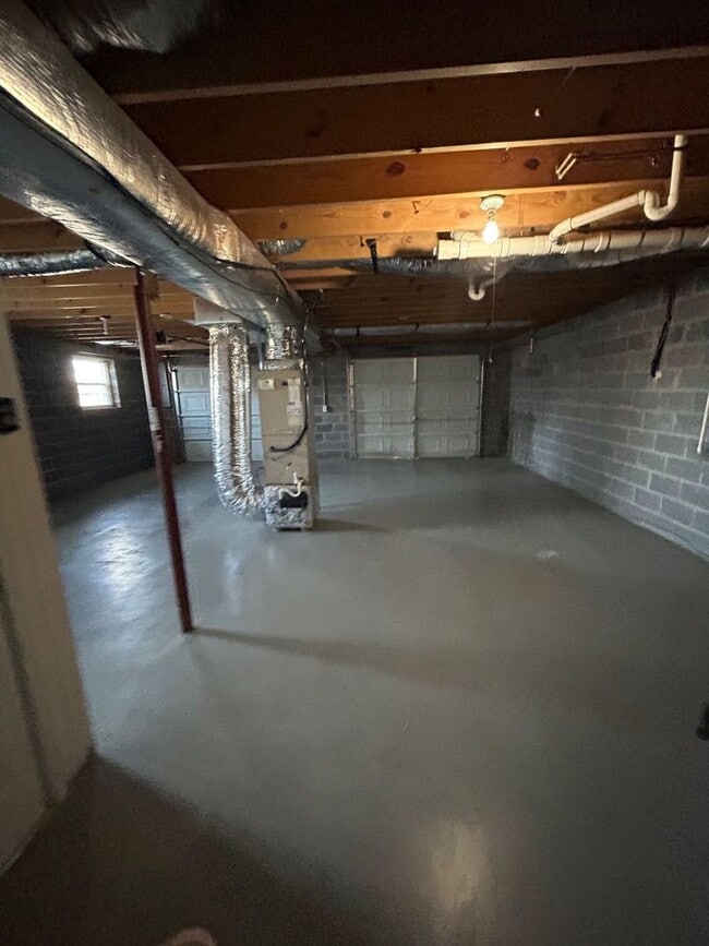 Building Photo - Available 10/01/2025 3 Bedroom 2 bathroom ...
