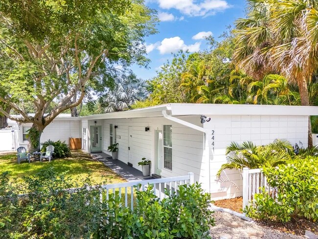 Foto del edificio - 2441 Granada Ave