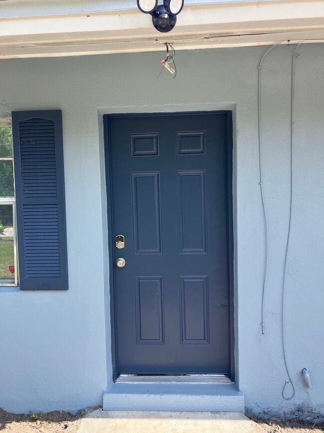 Building Photo - 3 BED 1 BATH DUPLEX. FENCED YARD!