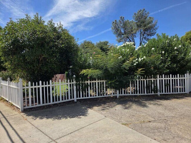 Building Photo - FURNISHED OR UNFURNISHED 5 BEDROOM 3 BATH ...