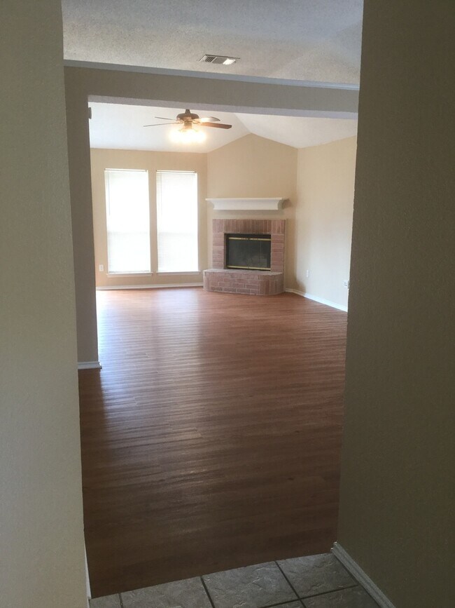 Building Photo - COMMUTER FRIENDLY / ESTABLISHED NEIGHBORHOOD