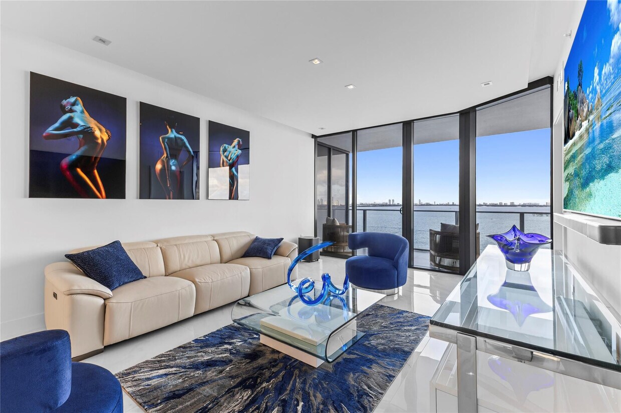 Foto principal - 700 NE 24th St