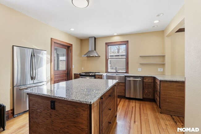 Building Photo - 40 W Lewis St