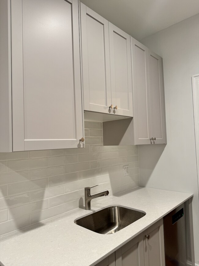 Foto del edificio - 116 Englewood Ave