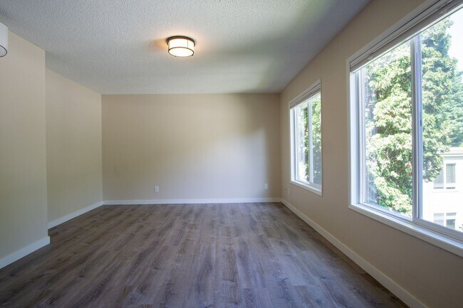Foto del edificio - Spacious 2 Bedroom with Stylish Updates + A/C, W/D, D/W!
