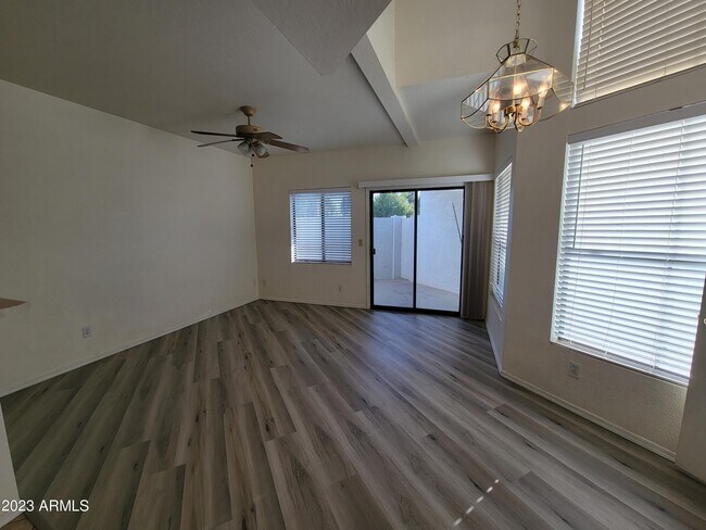 Foto del edificio - 280 S Elizabeth Way