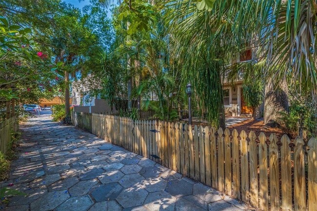 Foto del edificio - 330 Lang Ct N