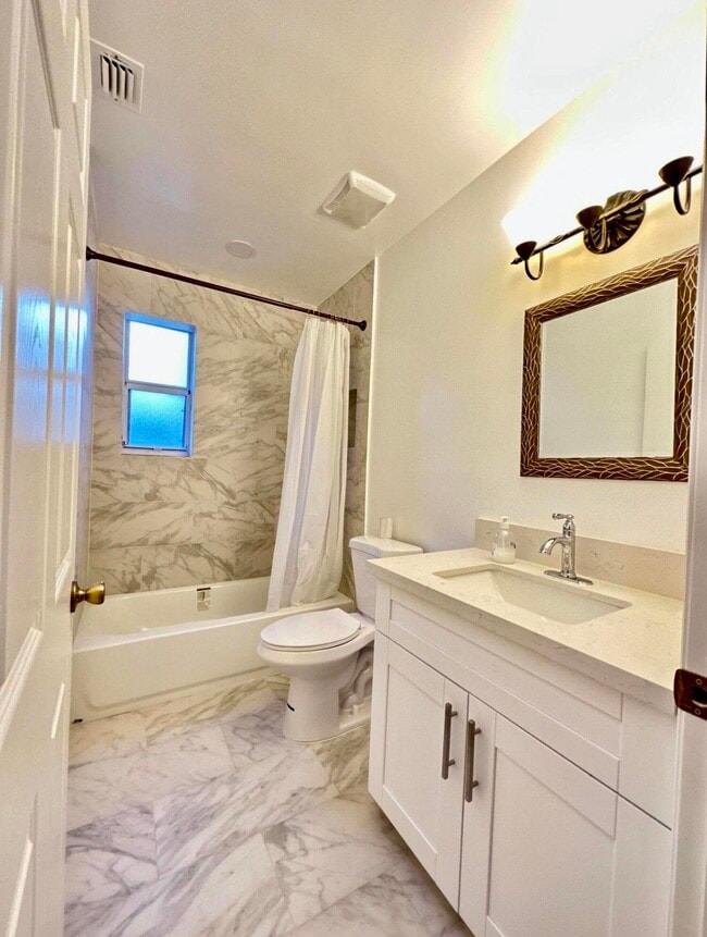 Foto del edificio - 700 NE 168th St