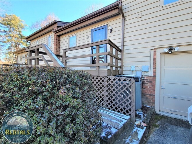 Building Photo - 1/1.5 Townhome located near Boone Golf Course!