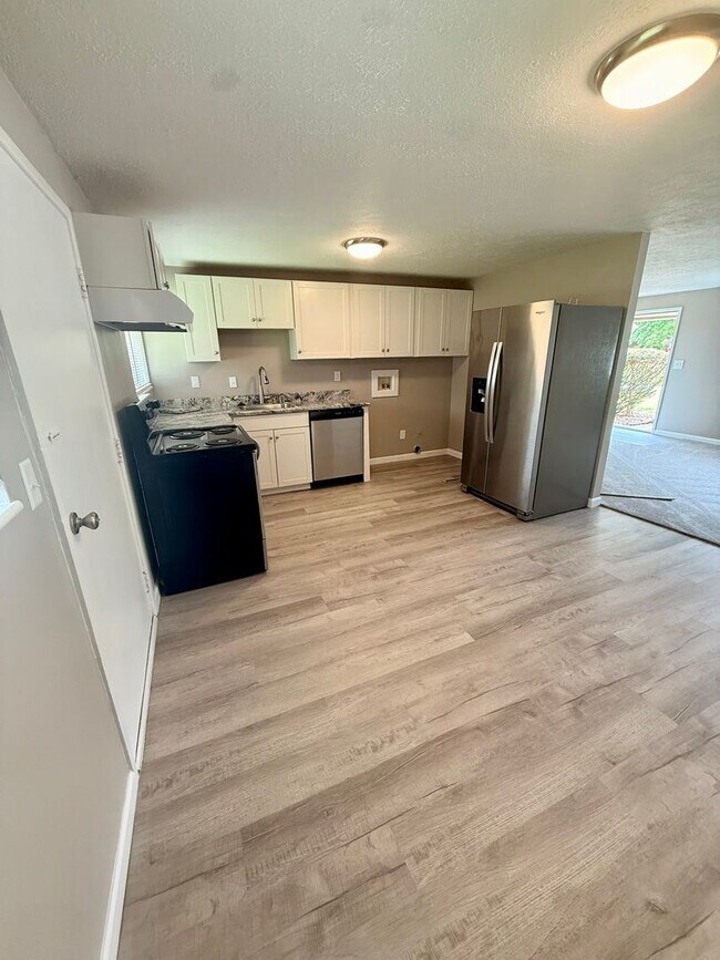 Foto del edificio - Move-In Ready 2BR in Kettering | Granite Counters + New Carpet